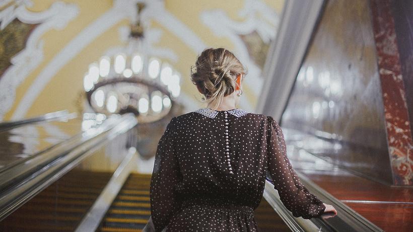 девушка на эскалаторе в метро
